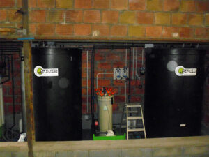 Storage tank for waste water laden with paint, glue or resin treatment through coagulation automated system to decontaminate and reuse water