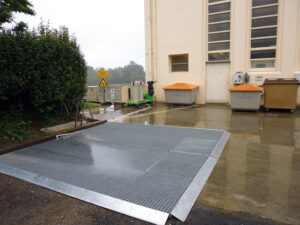 Elevated platform for vehicules washing public works and collectivities avs washing water recycling equipment through microfiltration