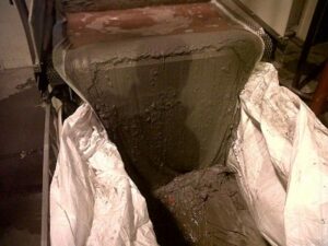 Waste water storage tank with automated flocculation and coagulation treatment of paint, glue and ink
