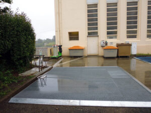 Washing platform without trenches in the ground and with automated waste water recycling