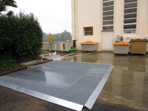 Elevated platform on railings for water recovery and decontamination during detergent cleaning – Aspifloc